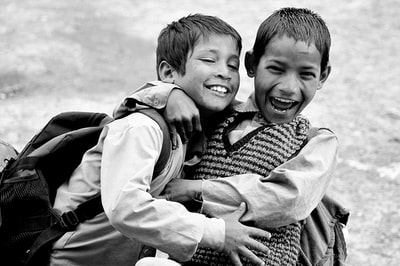 灰度摄影的两个男孩拥抱而笑

